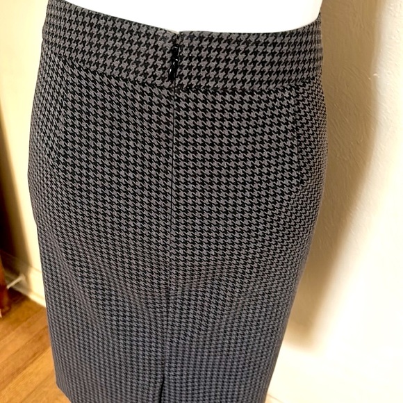 The Limited grey and black houndstooth pencil skirt. Timeless and classic - Picture 4 of 9
